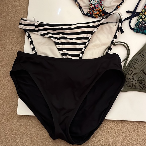 Bundle of 10 bathing suit pieces. Size small. American Eagle, Gap - Picture 3 of 7